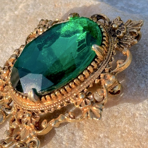 💚 Vintage Emerald Green Gold Tone Brooch - Picture 1 of 10